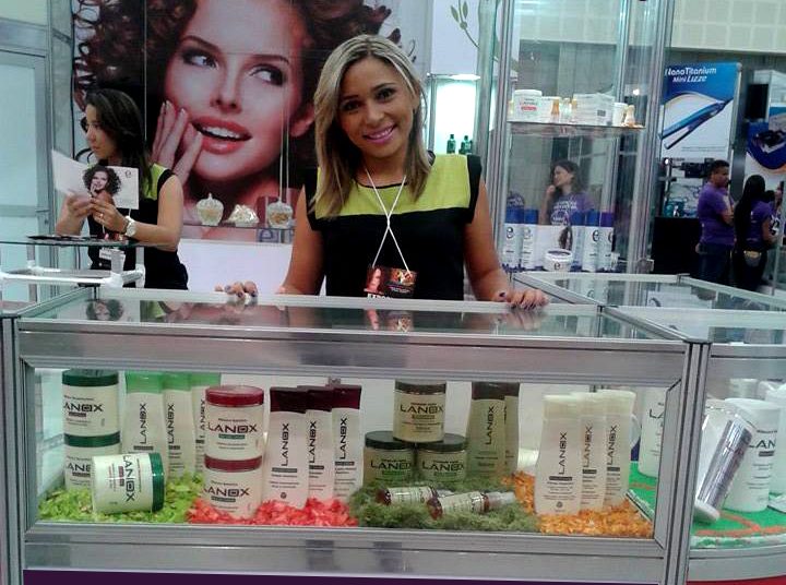 Lojas de cosméticos realizam ações para cabelos cacheados em fortaleza e região metropolitana