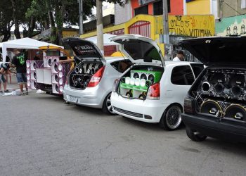 Motoristas serão multados se som for audível fora do veículo