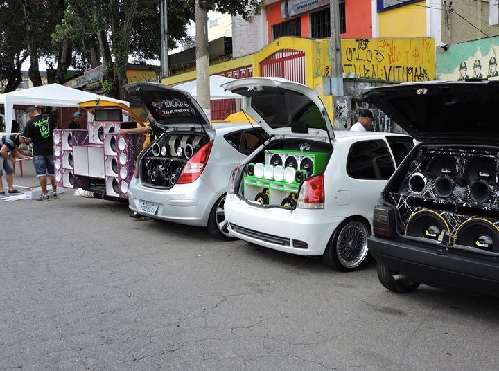 Motoristas serão multados se som for audível fora do veículo