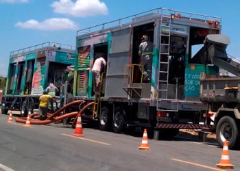 Cagece realiza operação de limpeza na rede de Maracanaú