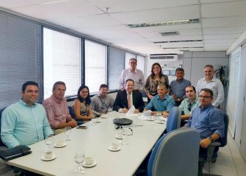 Prefeito assina convênio com a Caixa Econômica para gerenciamento da conta da Prefeitura e pagamento dos servidores