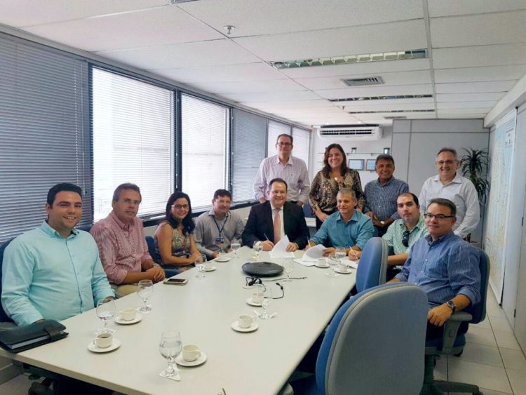 Prefeito assina convênio com a Caixa Econômica para gerenciamento da conta da Prefeitura e pagamento dos servidores