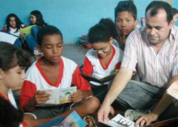 Há 20 anos professor maracanauense leva literatura nordestina a crianças de escola pública