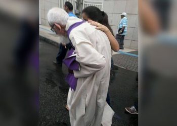 Padre maracanauense de 95 anos percorre 6 km atendendo confissões em Caminhada Penitencial