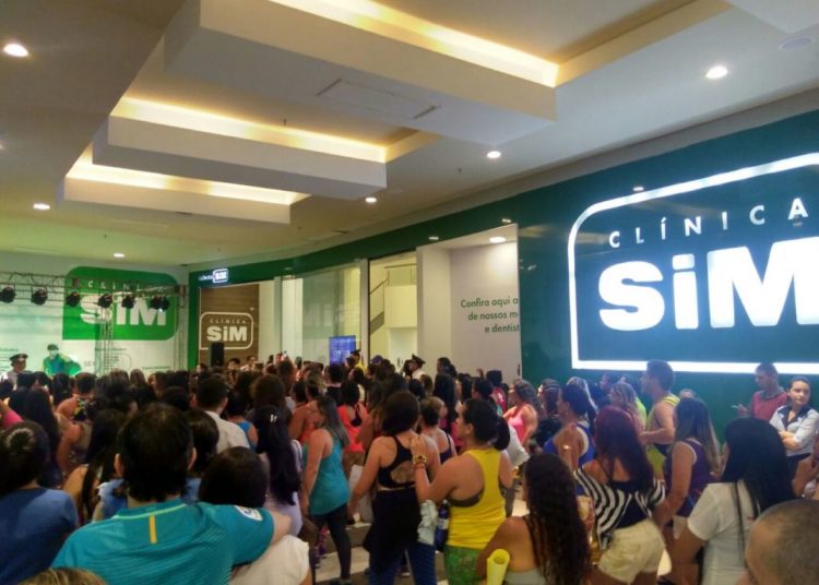 Clínica SIM comemora sucesso do Aulão de Zumba na inauguração da unidade do North Shopping Maracanaú