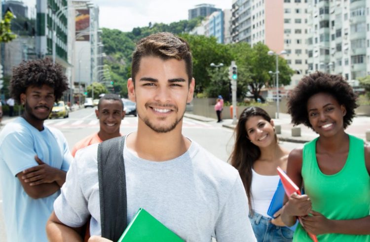 Estudantes do Ceará já podem se inscrever para mais de 45 mil bolsas de estudo