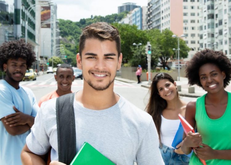 Estudantes do Ceará já podem se inscrever para mais de 45 mil bolsas de estudo