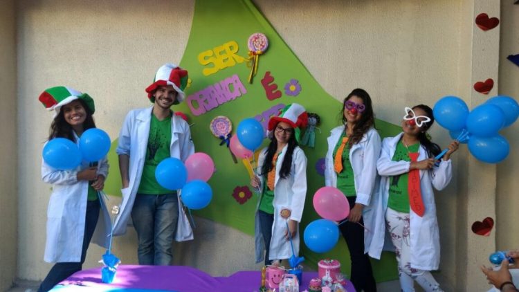 Estudantes da UNINASSAU levam risoterapia para pacientes do Hospital São José