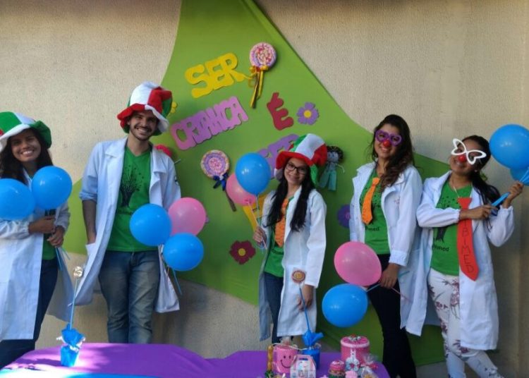 Estudantes da UNINASSAU levam risoterapia para pacientes do Hospital São José
