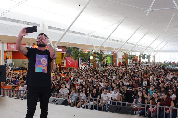 Shoppings da capital recebem aulão gratuito de preparação para o Enem