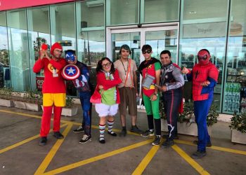 Frentistas da Rede de Postos Ceará trabalham com fantasias de super-heróis em comemoração ao dia das crianças