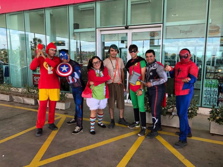 Frentistas da Rede de Postos Ceará trabalham com fantasias de super-heróis em comemoração ao dia das crianças