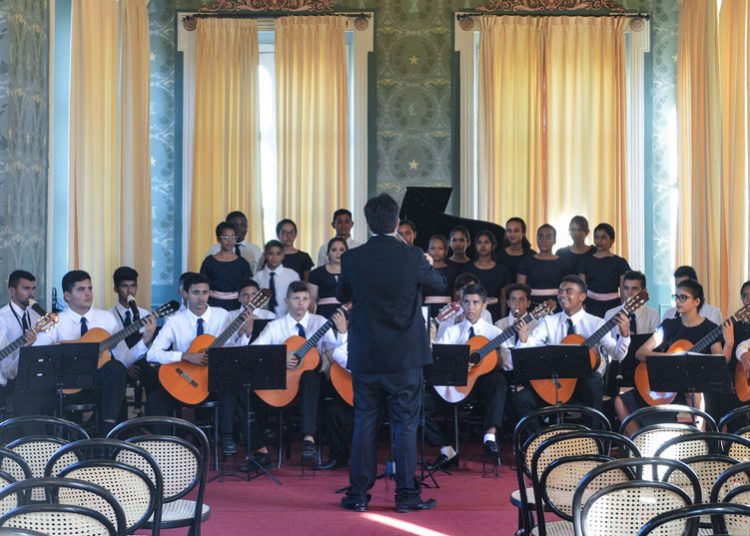 Orquestra da Fundação Raimundo Fagner faz última apresentação de clássicos da música barroca em Fortaleza