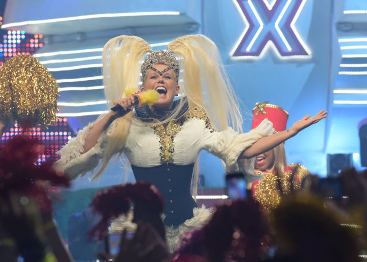 Xuxa estreia nova turnê “Xuxa Show”