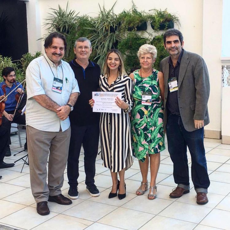 Professora da Unifametro ganha prêmio em Simpósio Internacional