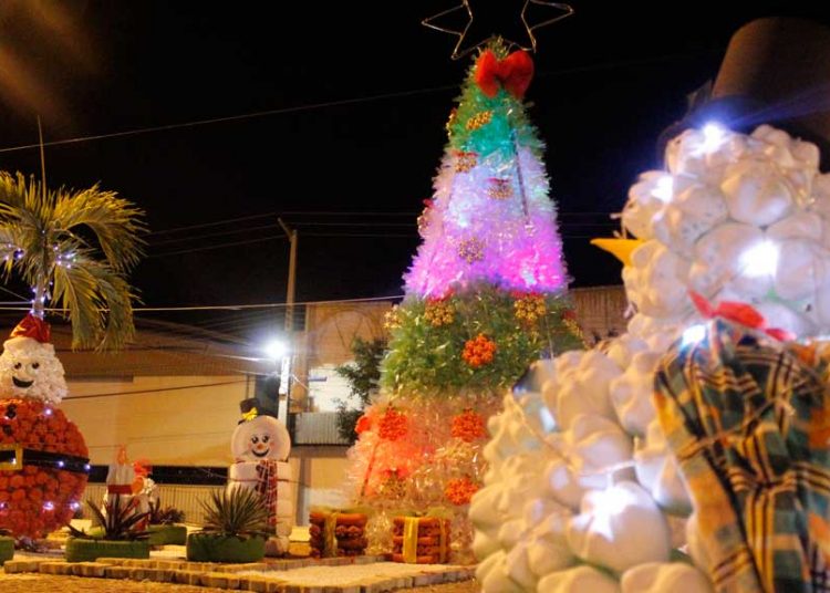 Prefeitura de Acarape usa material reciclável em decoração de Natal