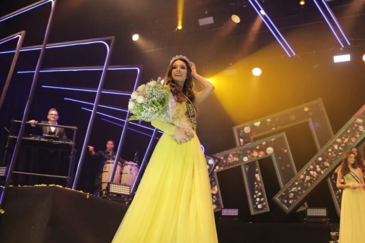 Miss Maracanaú Luana Lobo vence o Miss Ceará