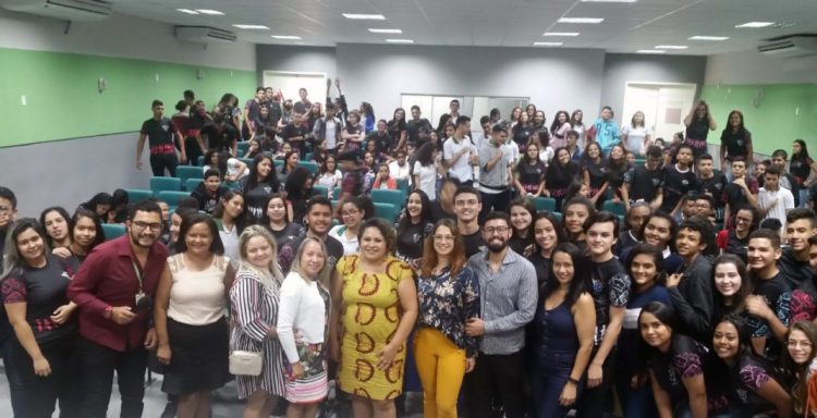 Palestra sobre negócios nas redes sociais é realizada na escola profissionalizante em Redenção