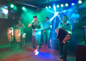 Banda de forró pé de serra se apresenta no Shopping Eusébio