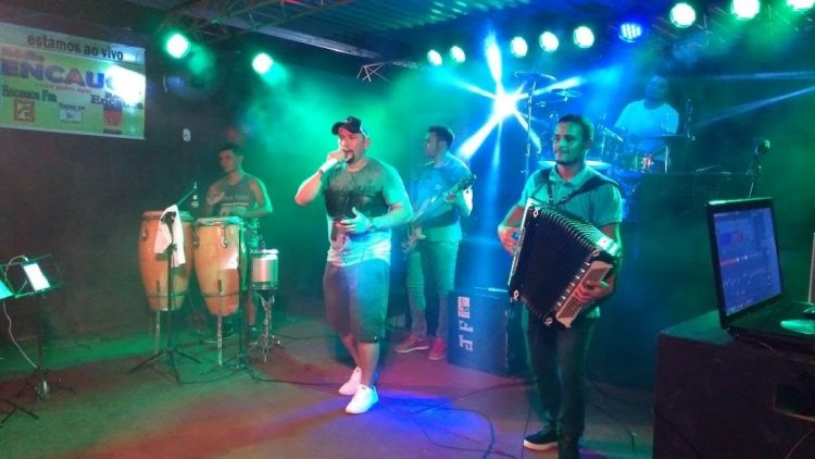 Banda de forró pé de serra se apresenta no Shopping Eusébio