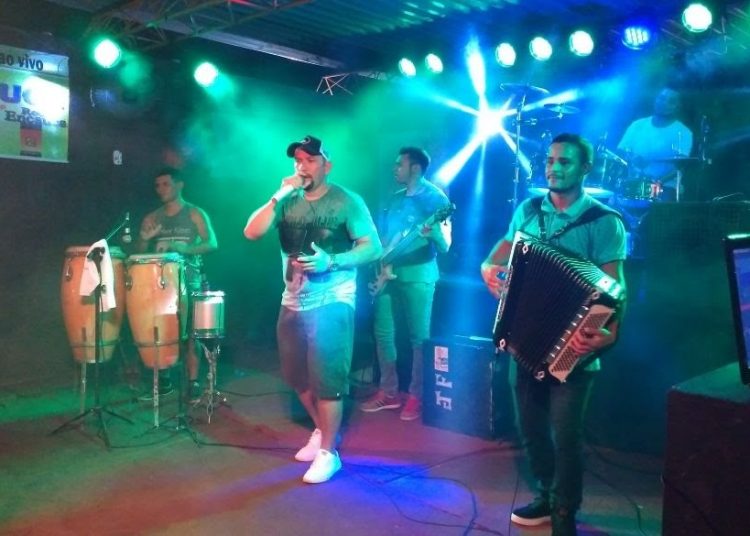 Banda de forró pé de serra se apresenta no Shopping Eusébio