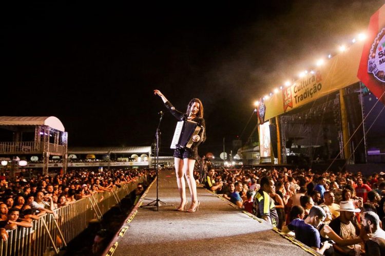 Arraiá do Shopping Eusébio terá quadrilhas juninas e a cantora e sanfoneira Isabela Serpa
