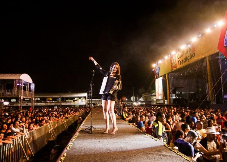 Arraiá do Shopping Eusébio terá quadrilhas juninas e a cantora e sanfoneira Isabela Serpa