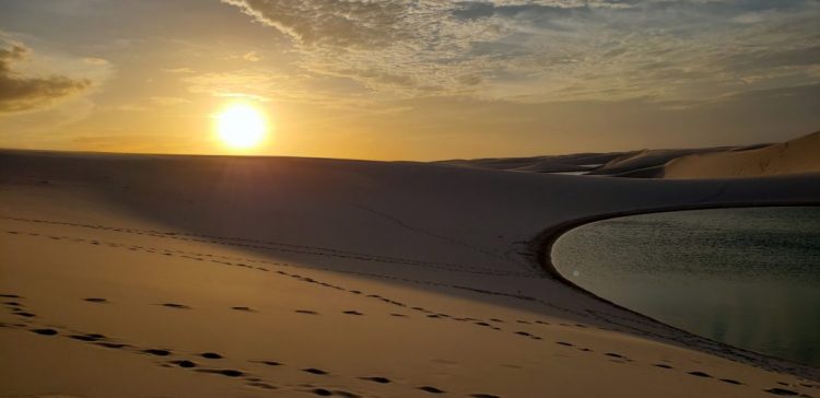 No Parque Nacional dos Lençóis Maranhenses os visitantes podem contemplar lagoas de água cristalina Créditos: Marcus Dall Col/ Unsplash