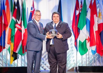 Steven Stapp presidente do Conselho da Woccu entrega prêmio Distinguished Service Award ao presidente da Organização das Cooperativas Brasileiras Marcio Lopes de Freitas (Crédito Divulgação Sicredi)