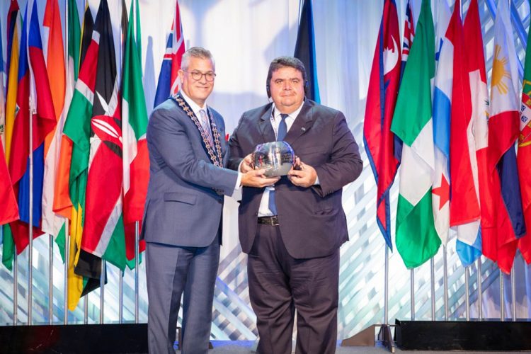 Steven Stapp presidente do Conselho da Woccu entrega prêmio Distinguished Service Award ao presidente da Organização das Cooperativas Brasileiras Marcio Lopes de Freitas (Crédito Divulgação Sicredi)