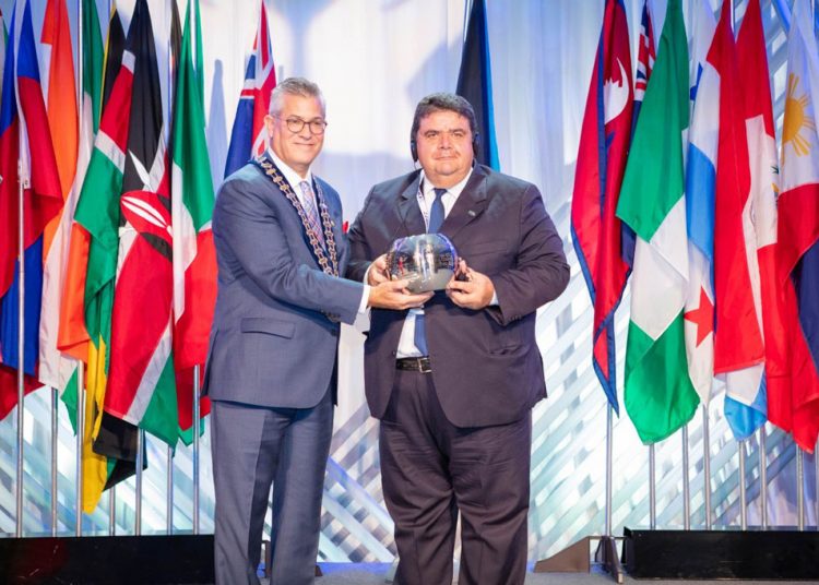 Steven Stapp presidente do Conselho da Woccu entrega prêmio Distinguished Service Award ao presidente da Organização das Cooperativas Brasileiras Marcio Lopes de Freitas (Crédito Divulgação Sicredi)