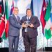 Steven Stapp presidente do Conselho da Woccu entrega prêmio Distinguished Service Award ao presidente da Organização das Cooperativas Brasileiras Marcio Lopes de Freitas (Crédito Divulgação Sicredi)