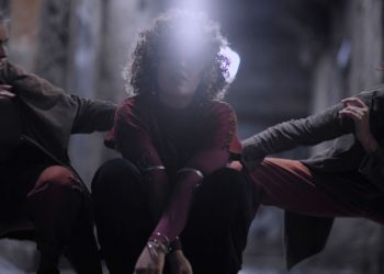 Encontros ao acaso e melancolia no outono de Barcelona viram o novo clipe de ILYA para a música À Vontade
