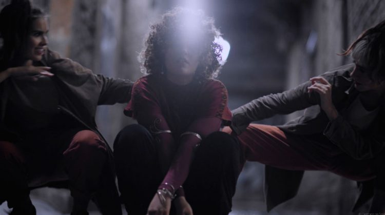 Encontros ao acaso e melancolia no outono de Barcelona viram o novo clipe de ILYA para a música À Vontade