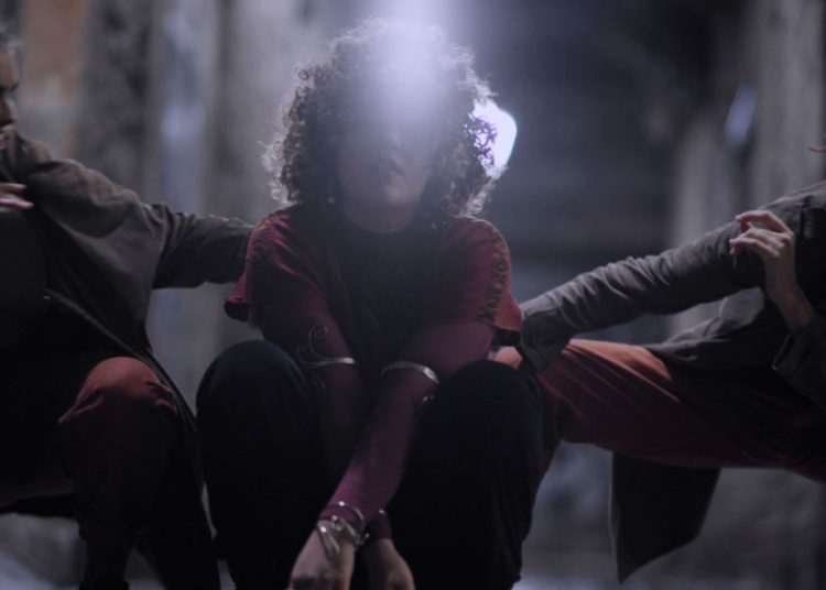 Encontros ao acaso e melancolia no outono de Barcelona viram o novo clipe de ILYA para a música À Vontade