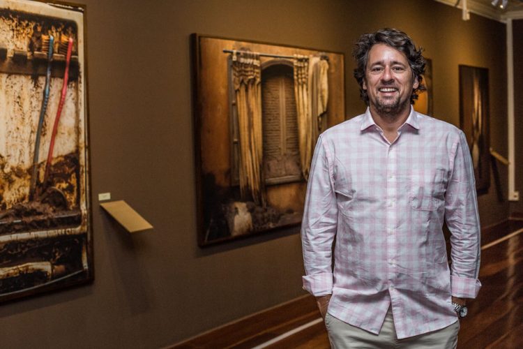 Christian Cravo realiza visita guiada da Exposição Mariana na Caixa Cultural nesta terça-feira (27)
