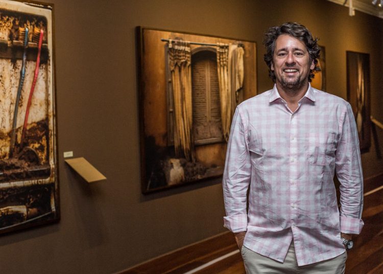 Christian Cravo realiza visita guiada da Exposição Mariana na Caixa Cultural nesta terça-feira (27)
