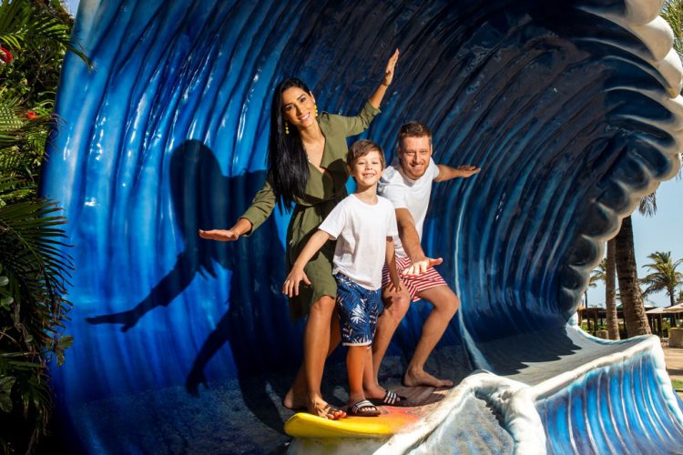 Estrelas do vôlei brasileiro, Murilo e Jaqueline fazem primeira viagem em família com o filho Arthur