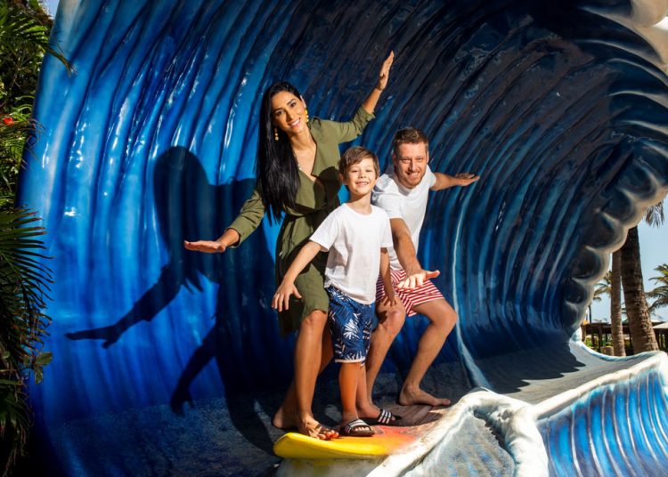 Estrelas do vôlei brasileiro, Murilo e Jaqueline fazem primeira viagem em família com o filho Arthur