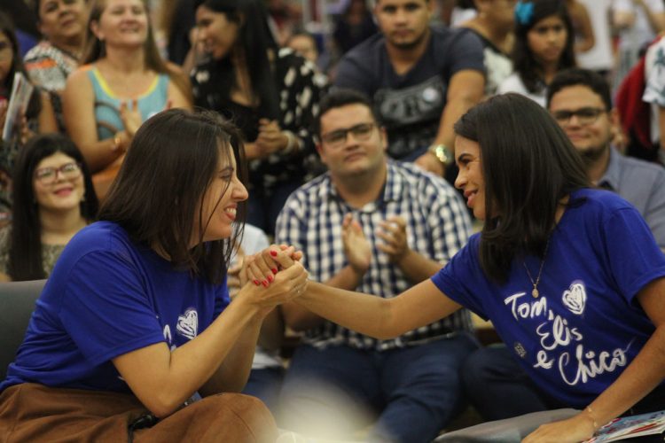 Após lançamento do livro “Tom, Elis e Chico”, escritora Mônica Mota planeja fazer palestras nas escolas do Ceará