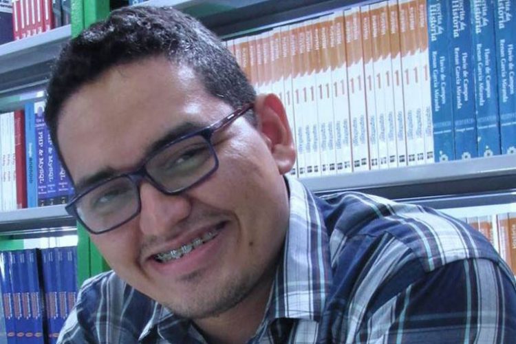 Autor maracanauense lança 2º livro de série de fantasia