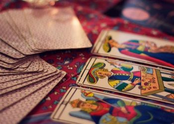 O secular jogo de Tarô agora em versão online