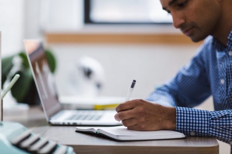 UNINASSAU Maracanaú seleciona assistente de marketing