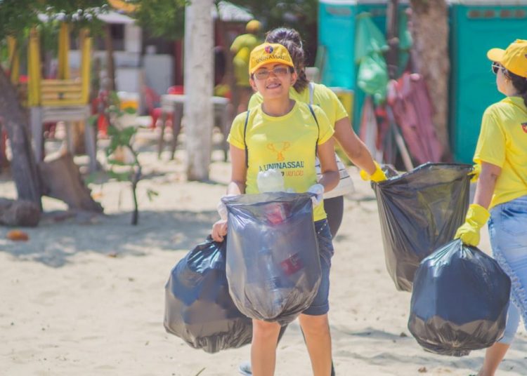 Estudantes da UNINASSAU participam de mutirão de limpeza