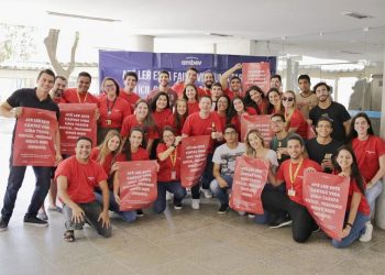 Cervejaria Ambev faz blitz para conscientizar funcionários e alunos da UFC sobre consumo de álcool