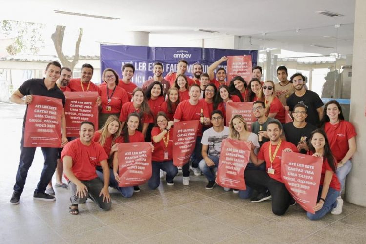 Cervejaria Ambev faz blitz para conscientizar funcionários e alunos da UFC sobre consumo de álcool
