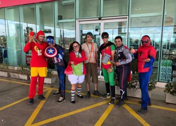Frentistas da Rede de Postos Ceará trabalham com fantasias de super-heróis em comemoração ao dia das crianças