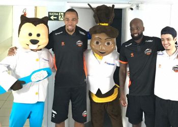 Jogadores de basquete visitam crianças no Hospital Luís de França
