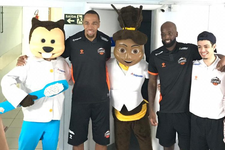 Jogadores de basquete visitam crianças no Hospital Luís de França