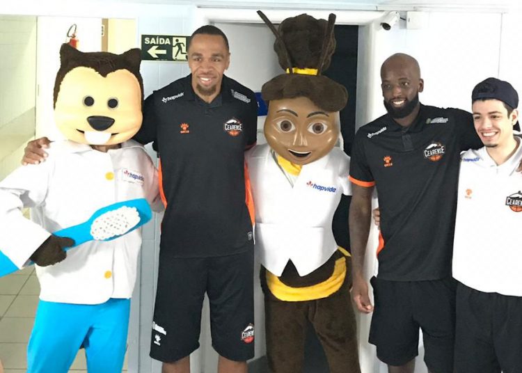 Jogadores de basquete visitam crianças no Hospital Luís de França